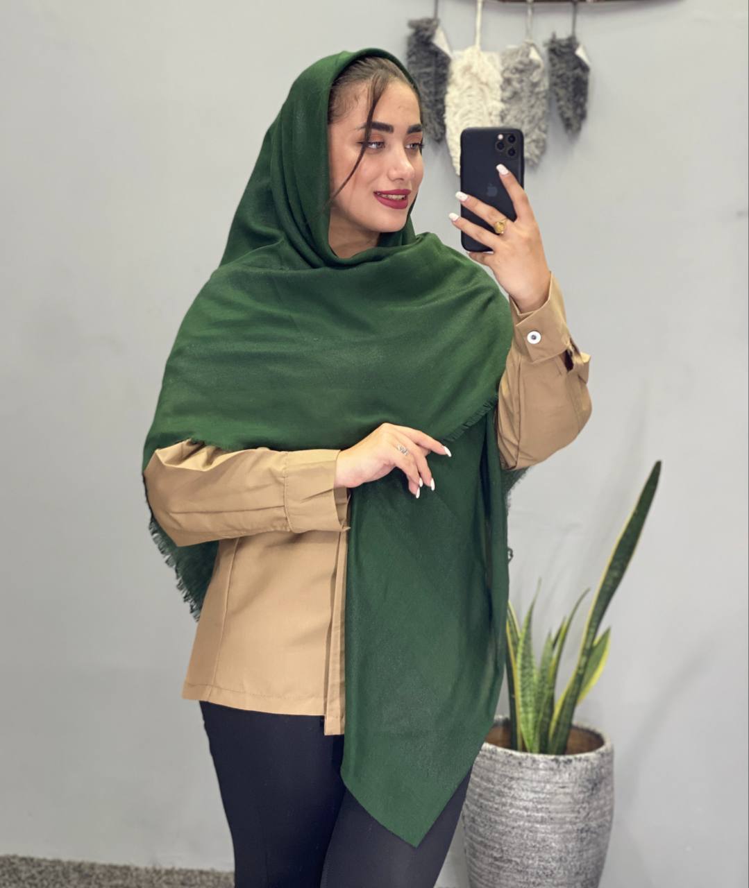 ترکیب رنگ کرم با شال سبز