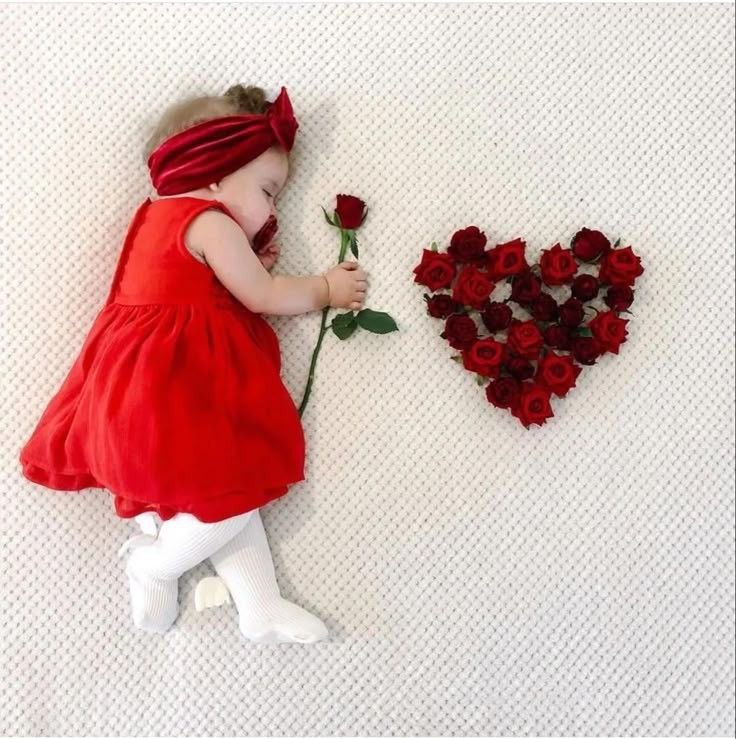 لباس قرمز پوشاندن نوزاد