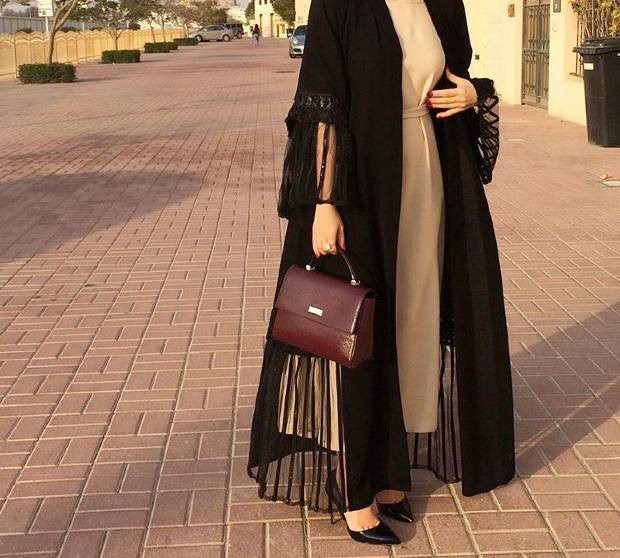مانتو مشکی با کیف و کفش قهوه ای